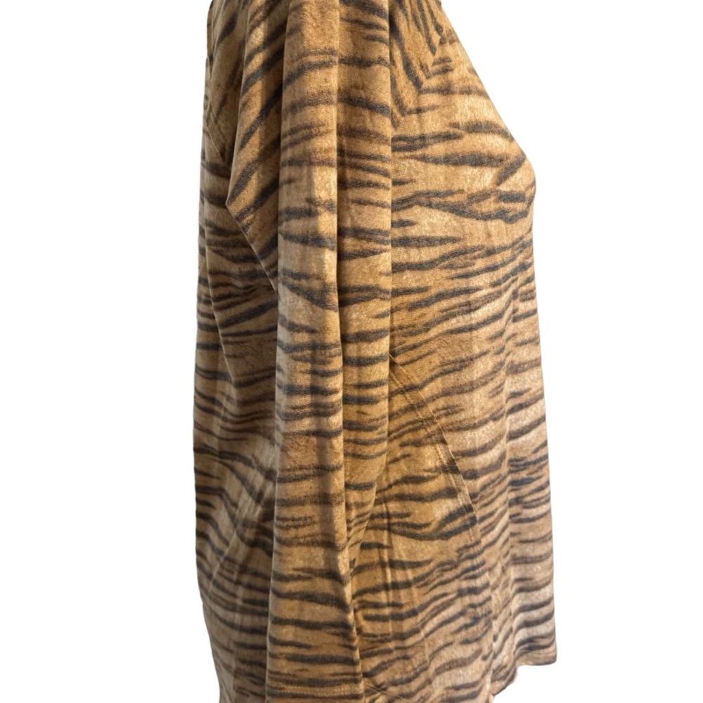 NWT  
ANIMAL PRINT TOP   MEDIUM    #V - Picture 4 of 7